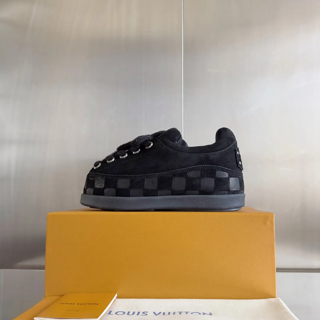 [L Family x Ingo joint model] Top P: 820💰 ▪️Size: Women's 35-40 (customized at 41.42 for women). Men's 39-44 (customized at 38.45.46) LV x Ingo joint model Top version Fatty Forrest Gump shoes Thick sole Couple model Casual sports shoes Original purchase and development Production LV Yeti lace-up shoes from LV Yeti The series combines Japanese "small feet" fashion aesthetics with classic Louis Vuitton elements in avant-garde strokes, subtly paying tribute to the traditional Japanese culture of taking off shoes when entering the house. The suede cow leather is partially embossed with Nigo's reinterpreted Damier pattern, and the comfortable casual shoe configuration highlights street style. Exquisite packaging at the delivery counter🛍📦 ▪️Fabric: Original imported first-layer cowhide ▪️Inner lining: Original custom-made breathable mesh ▪️Sole: Original molded non-slip TPU material ▪️Sole thickness: 5CM